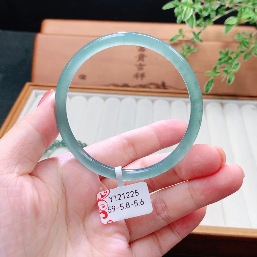 未镶嵌手镯（圆镯）翡翠
