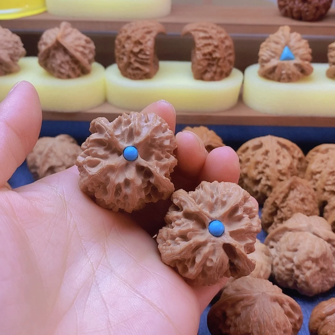 東*镶嵌苹果园狮子头文玩核桃