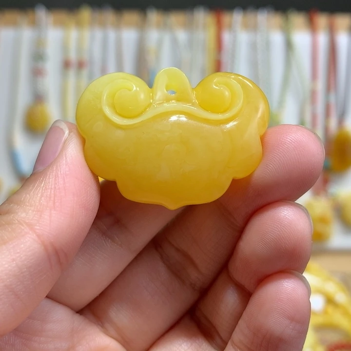 蜜蜡未镶嵌颈饰如意