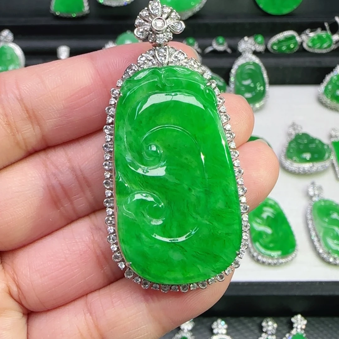 翡翠18K金镶嵌颈饰吊坠