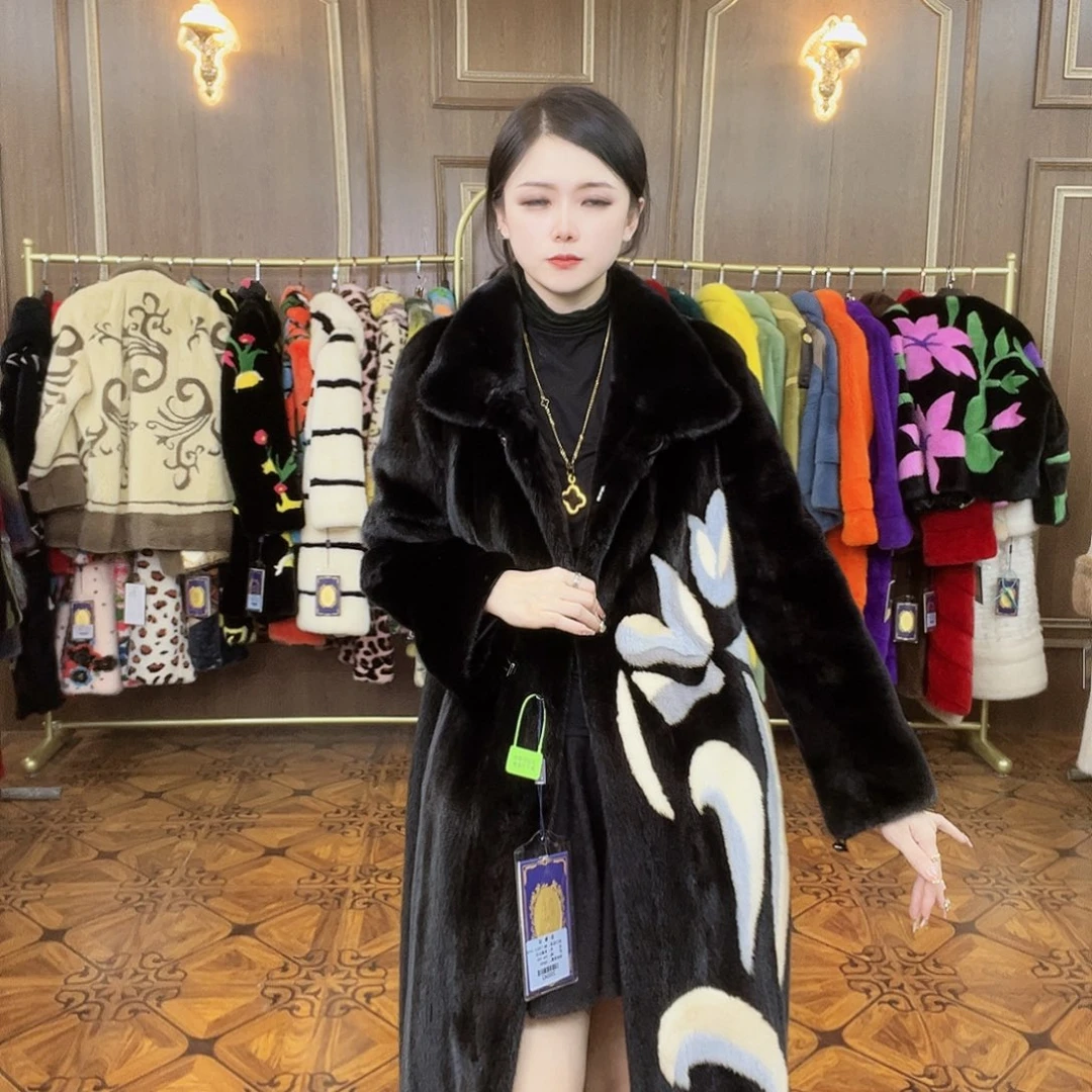 黑色下摆扣花皮草