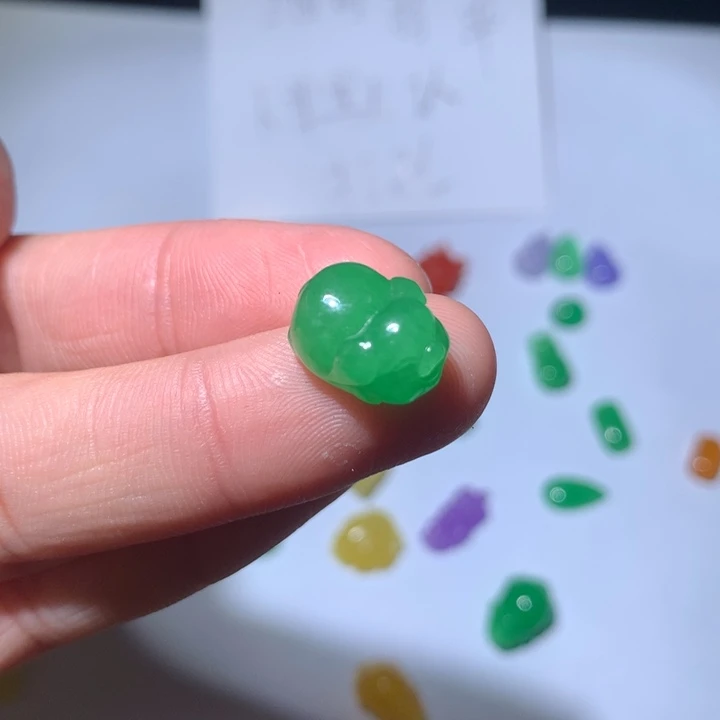 M***r翡翠未镶嵌颈饰挂件