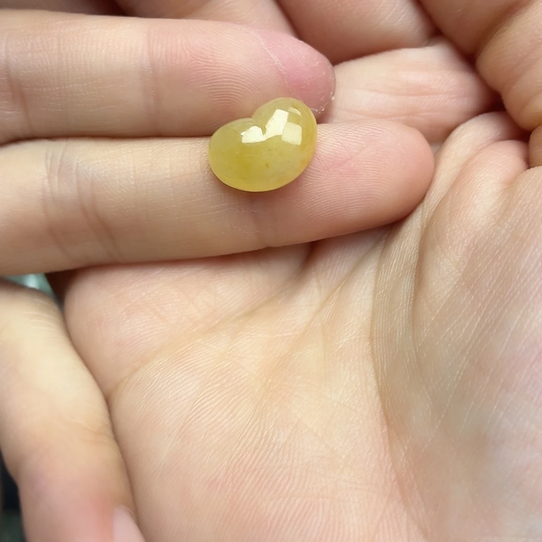 翡翠未镶嵌颈饰黄爱心