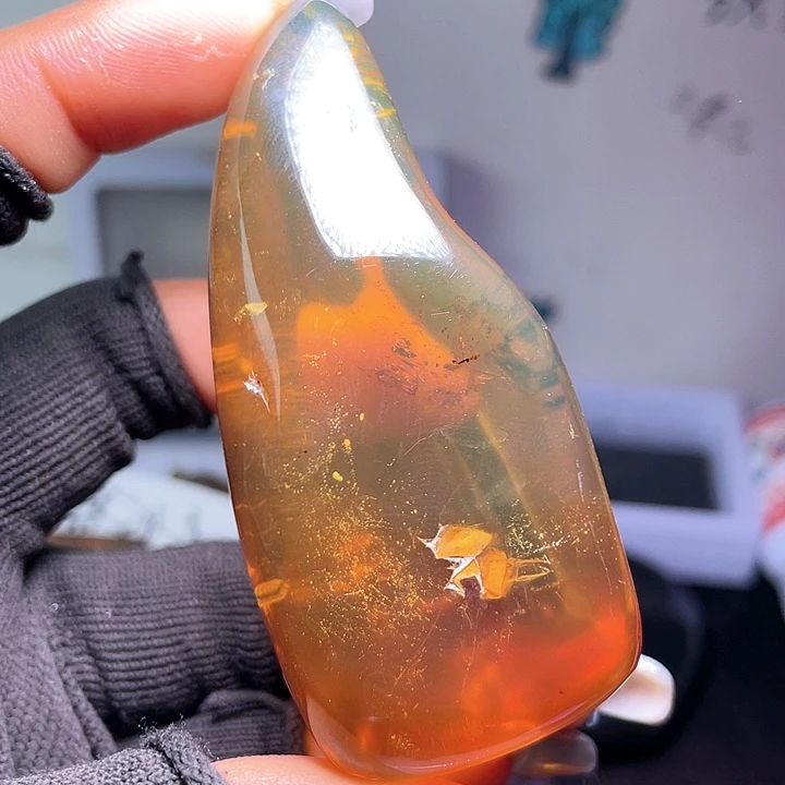 琥珀裸石未镶嵌？