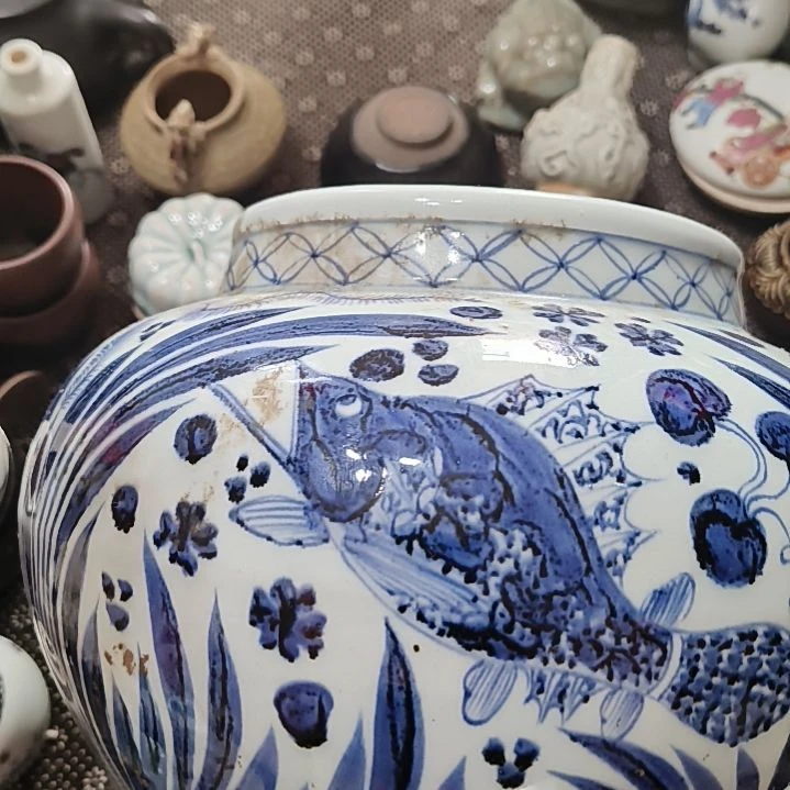 足***辉摆件一件精美青花鱼草纹大罐全品