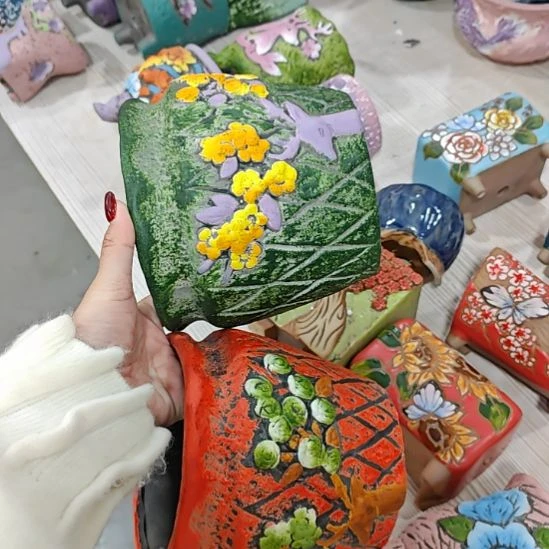 当场拍满15元发货不凑不发，花盆盆口不方不圆有针孔黑点是正常的，