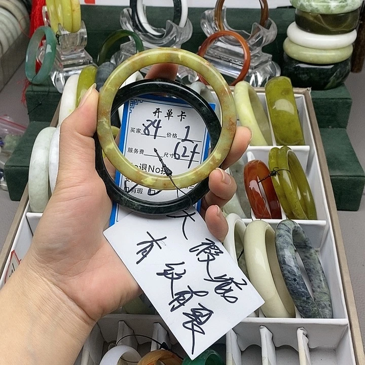 蛇纹石玉未镶嵌手镯