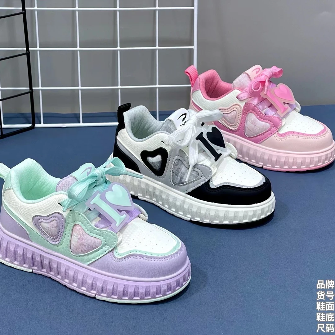 德尔惠25079春季新款皮面板鞋