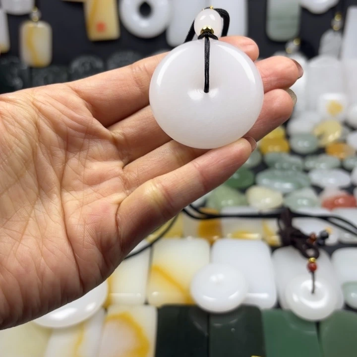 大***G石英质玉（金丝玉）未镶嵌颈饰