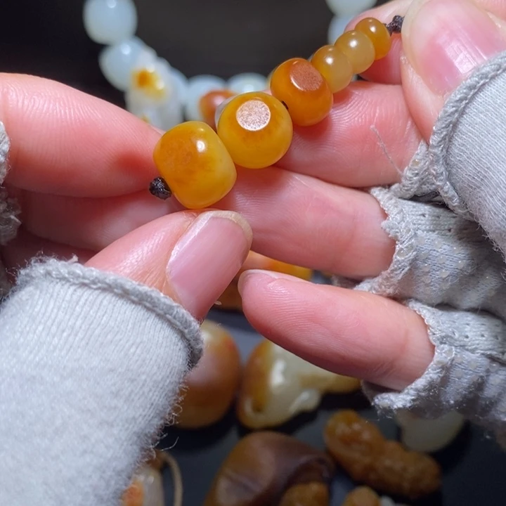 卡***世和田玉未镶嵌颈饰