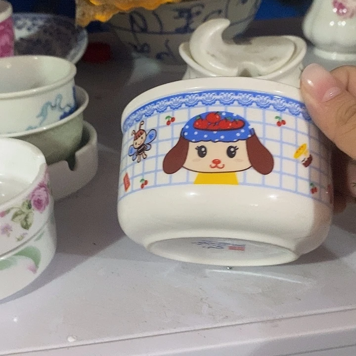 可爱女孩小碗。
