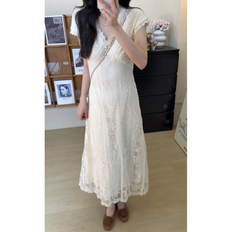 法式V领甜美刺绣连衣裙夏季温柔风初恋茶歇收腰公主裙
