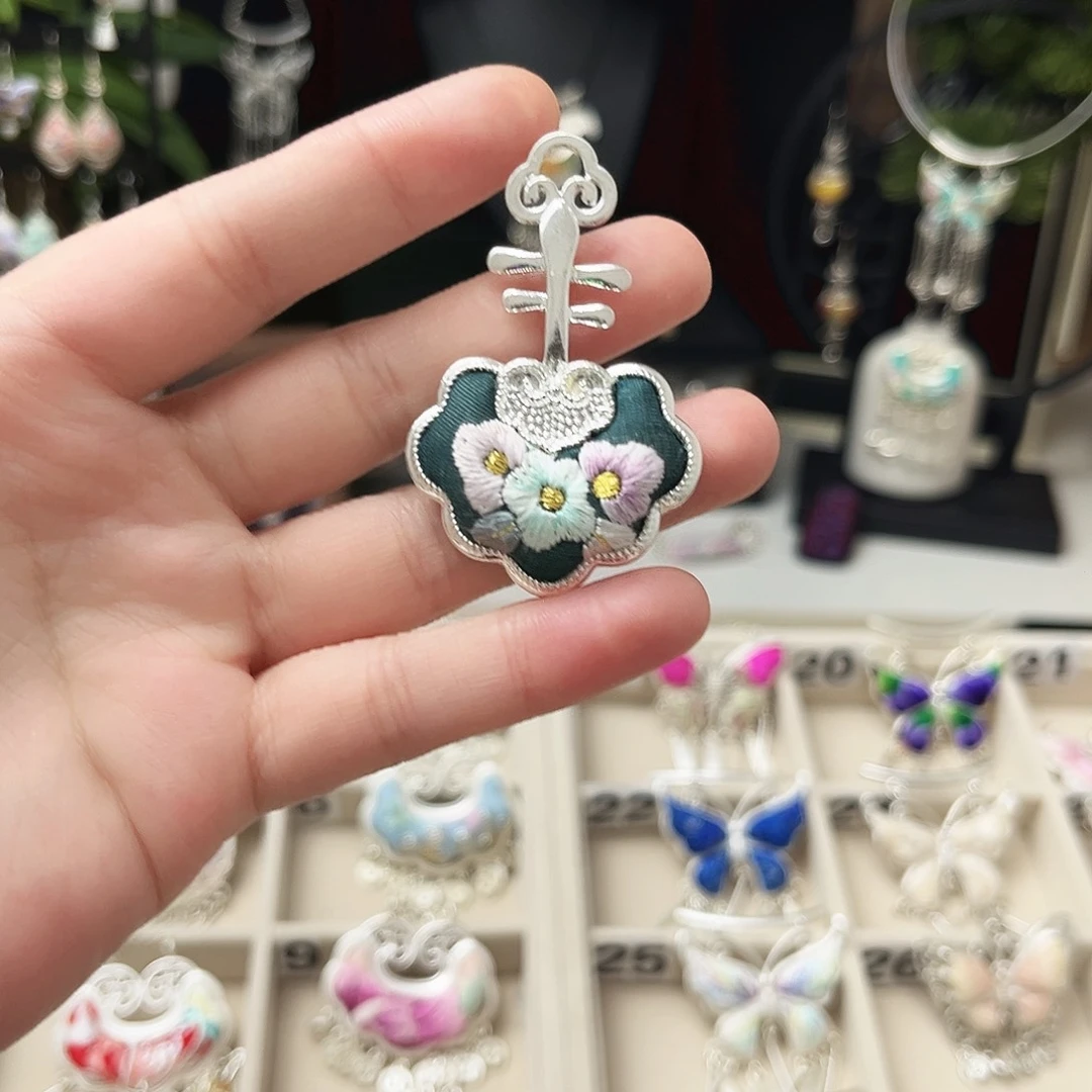 织绣绿色琵琶锁复古典雅