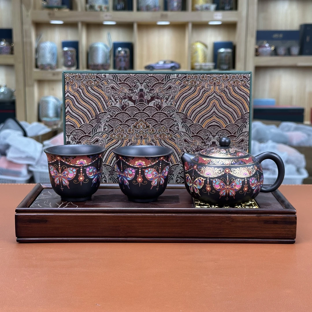 黑泥【蝶恋花】西施壶+2杯+流苏礼盒+长方形【莲花】棕木茶盘C0590