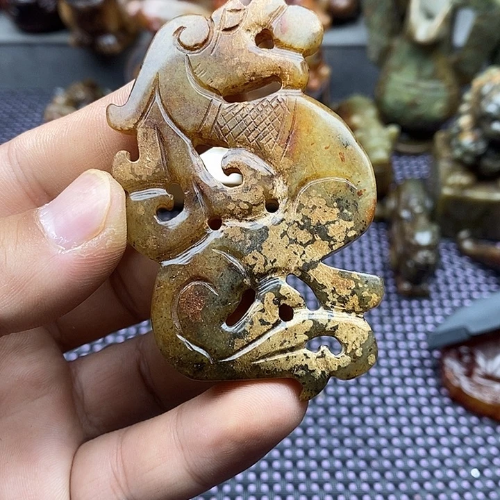 蛇纹石玉未镶嵌颈饰