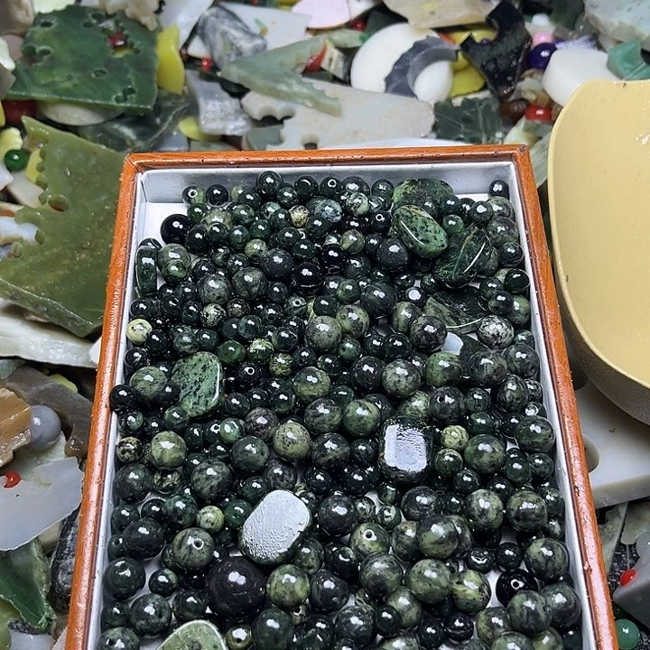 未镶嵌透闪石质玉珠宝奇石