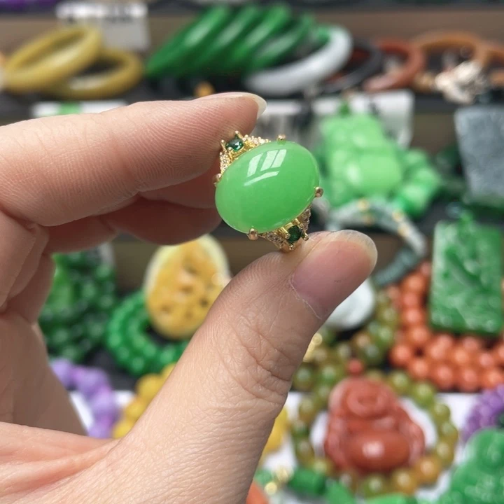 翡翠未镶嵌颈饰戒指74