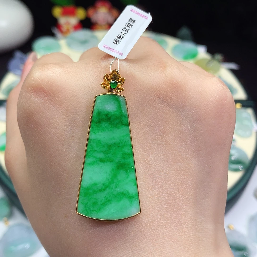 翡翠18K金镶嵌颈饰无事牌