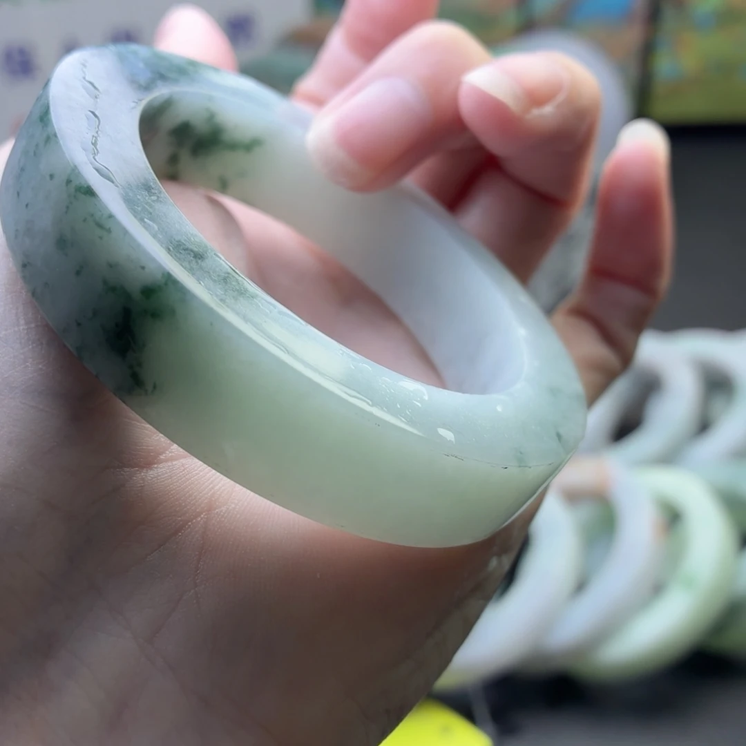 定制翡翠未镶嵌手镯飘花，种老肉细