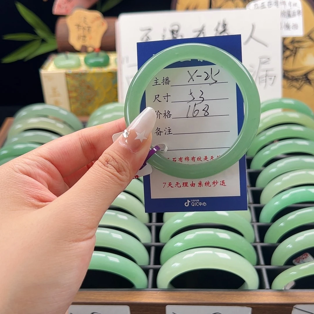 石英质玉手镯未镶嵌是**吖