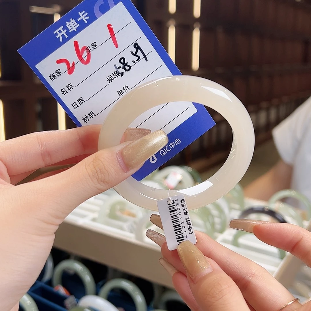 未镶嵌手镯和田玉叶**?