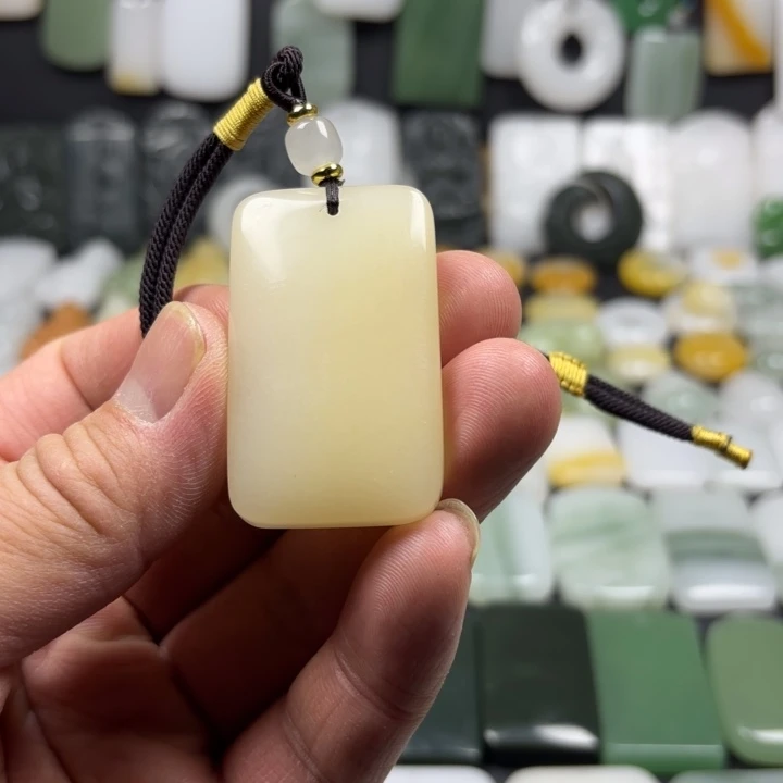 石英质玉（金丝玉）未镶嵌颈饰