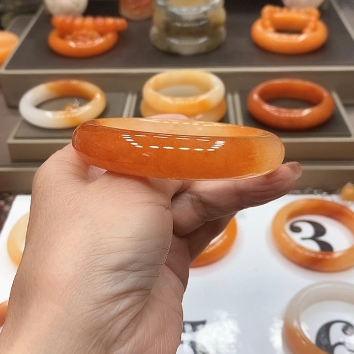 石英质玉（黄龙玉）未镶嵌手镯?****
