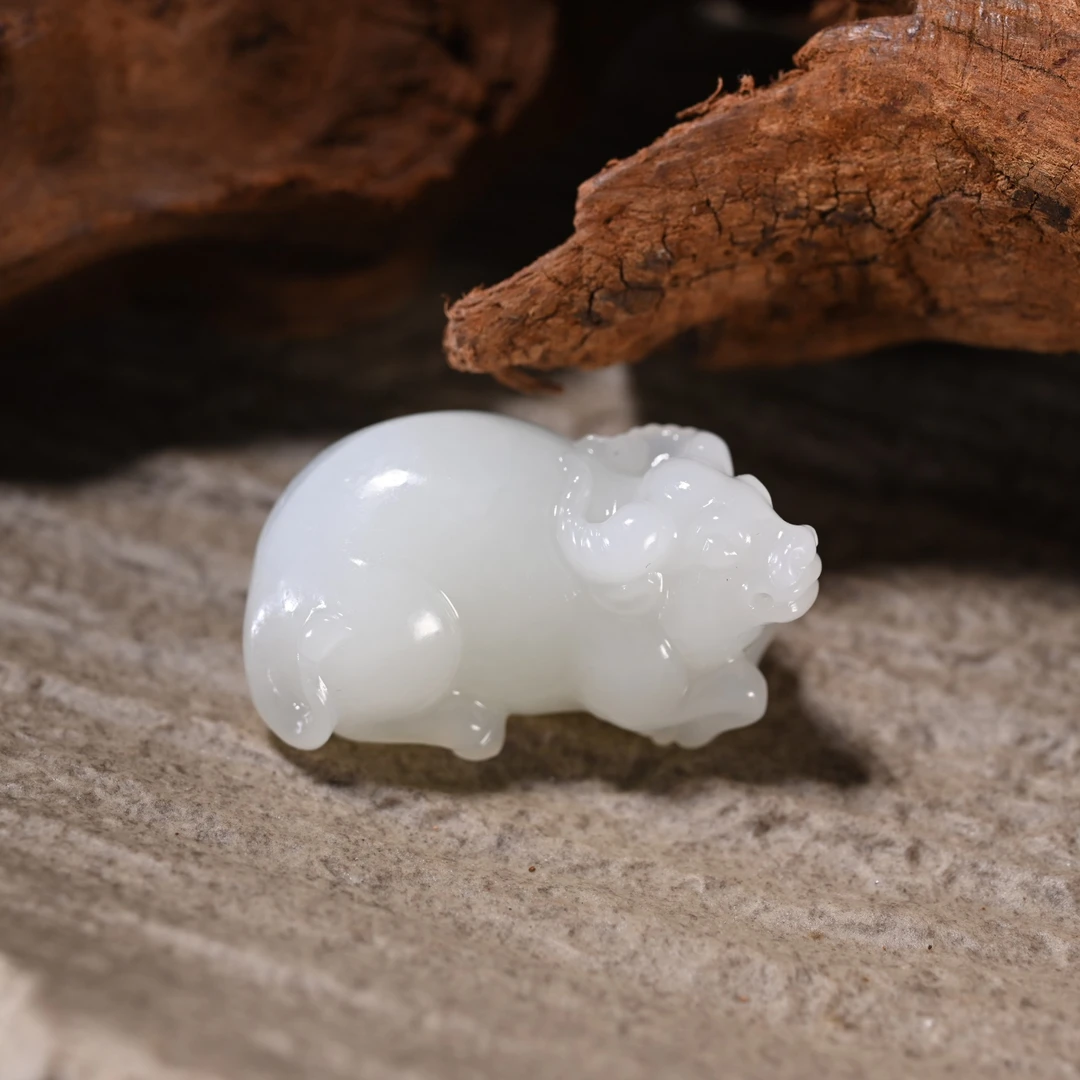 LOT8880 2510180382和田玉牛气冲天挂件/保利