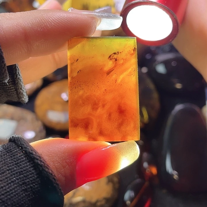 琥珀裸石未镶嵌！