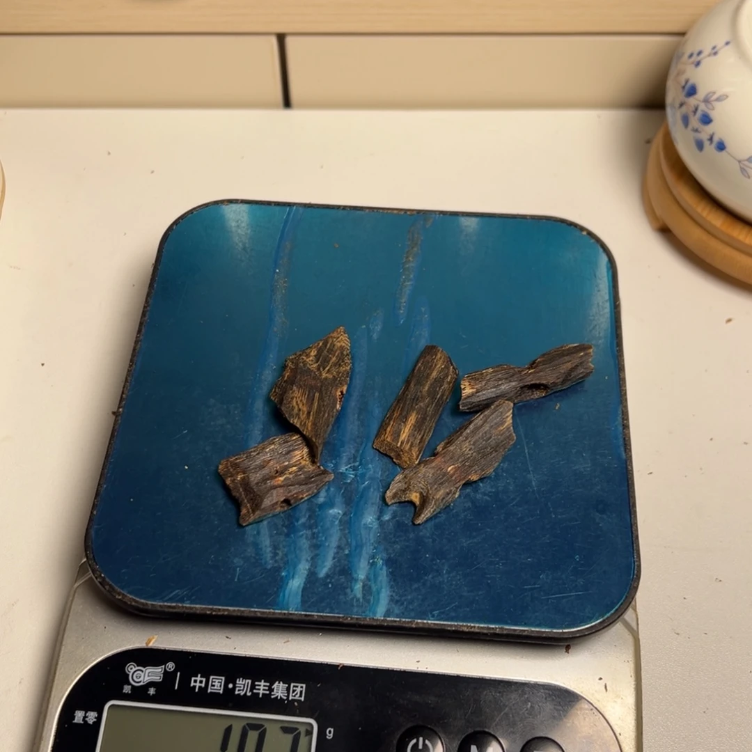 沉香沉香碎屑美**妖海南尖峰岭沉水张勺子树心老块料10g