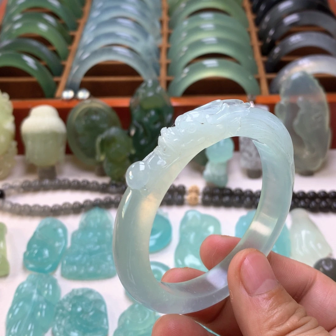 蛇纹石玉天青冻雕刻龙镯未镶嵌