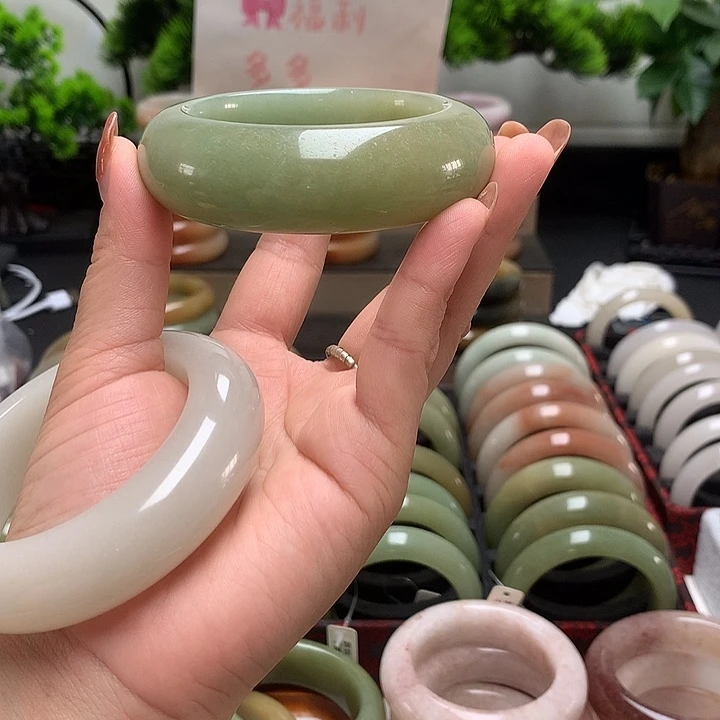 彩***云未镶嵌玉石英质玉（佘太翠）