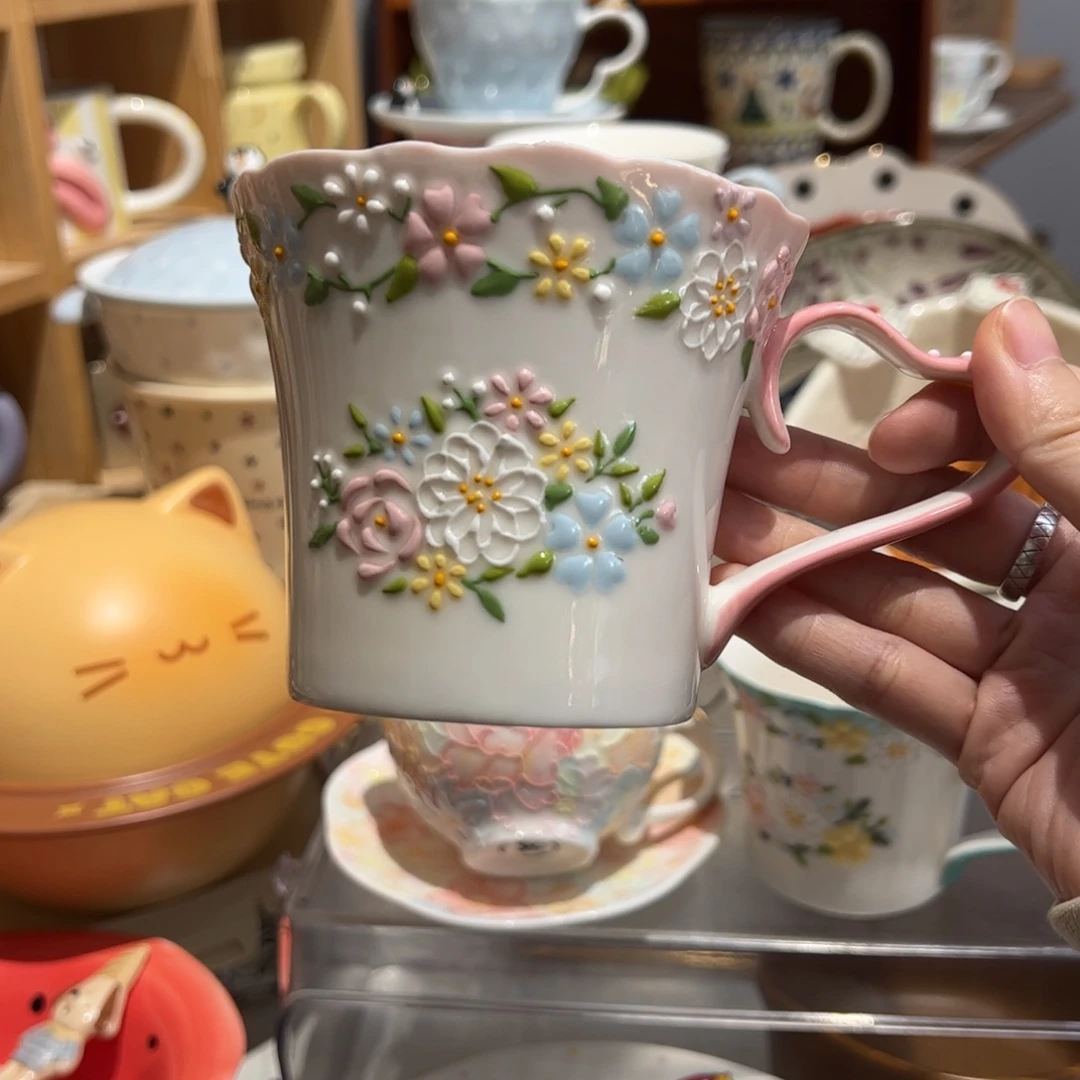 浮雕小花马克杯