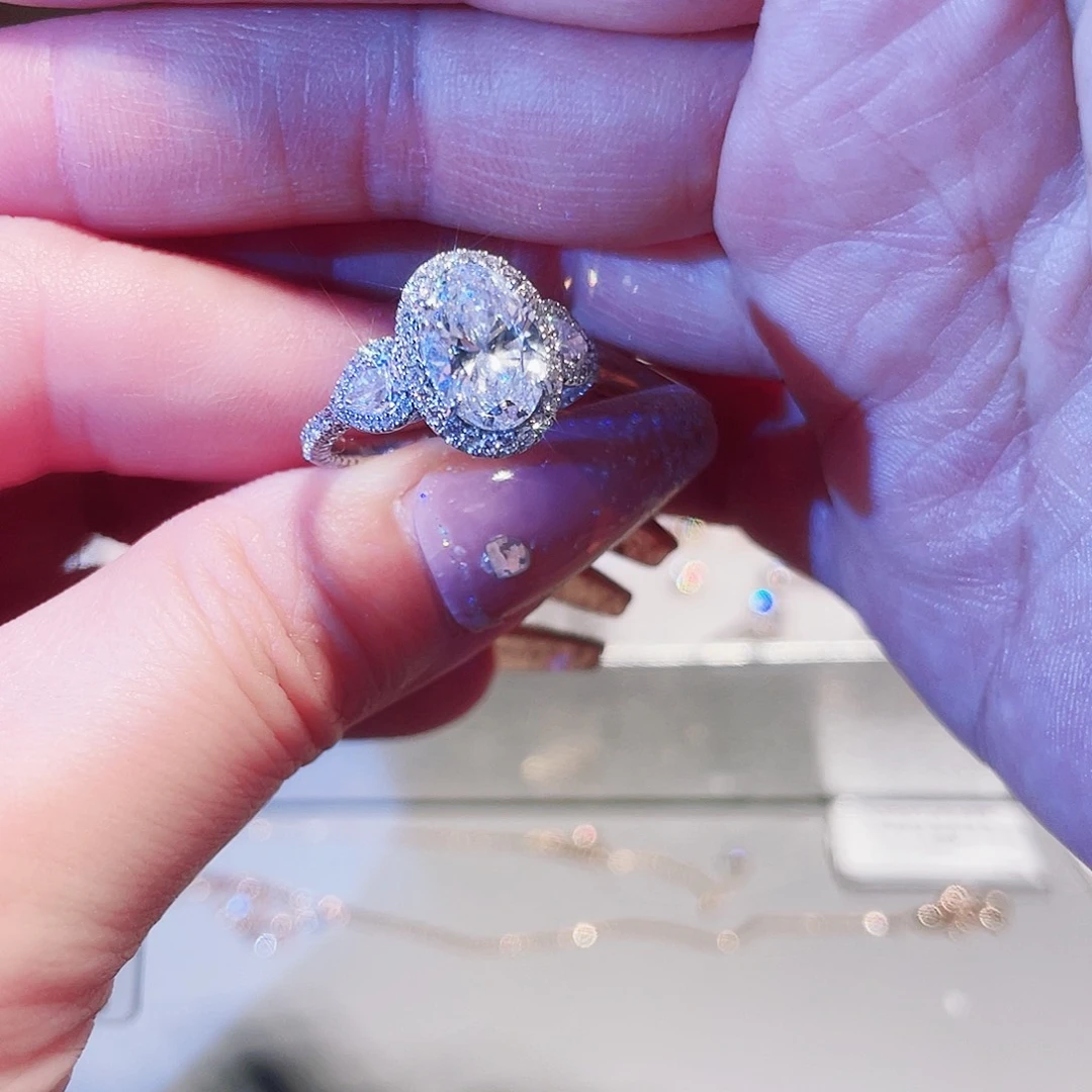 实验室培育钻石18K金镶嵌2.05D-E/V S，14