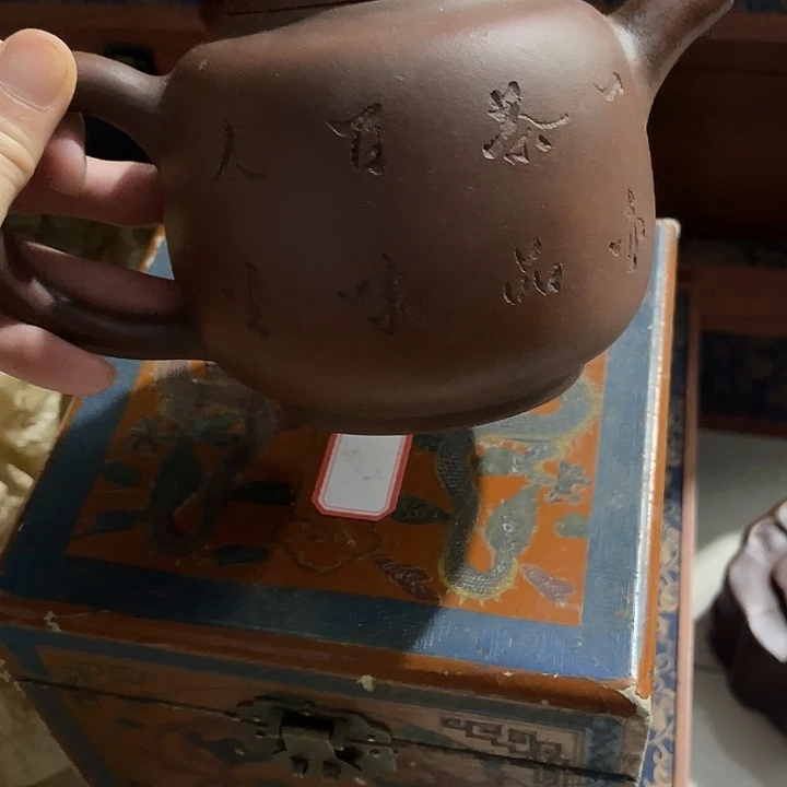 茶壶紫泥原矿泥料手工制作的一把紫砂壶。