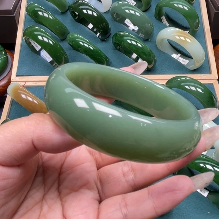 和田玉未镶嵌手镯