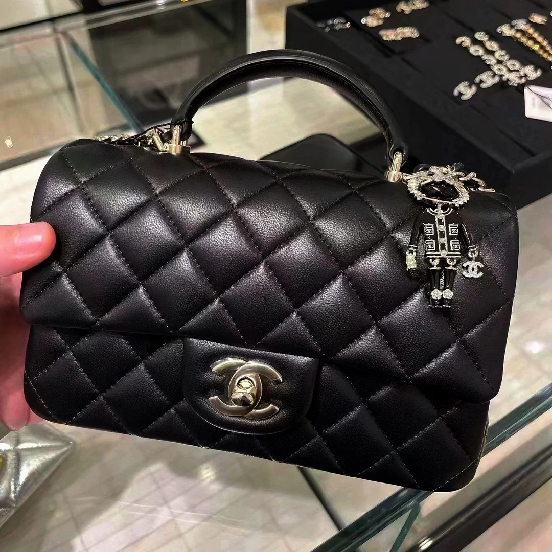 99新 Chanel/香奈儿 6192|香奈儿狮子挂件手柄大迷你斜挎包芯片新