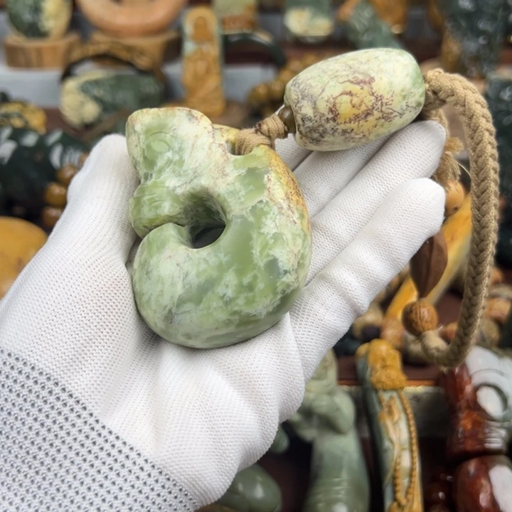 见***素岫岩河磨玉（透闪石质玉）未镶嵌把件