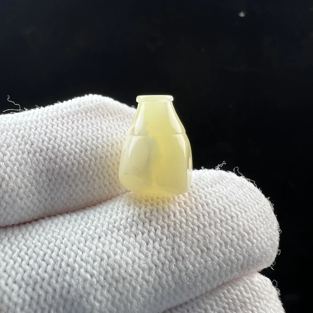 Y9235天然原矿蜜蜡三通9.3x14mm 0.6克支持复检假一赔四