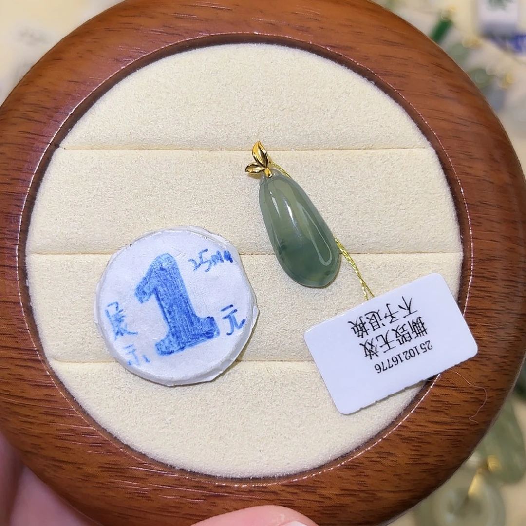 翡翠18K金镶嵌颈饰福瓜