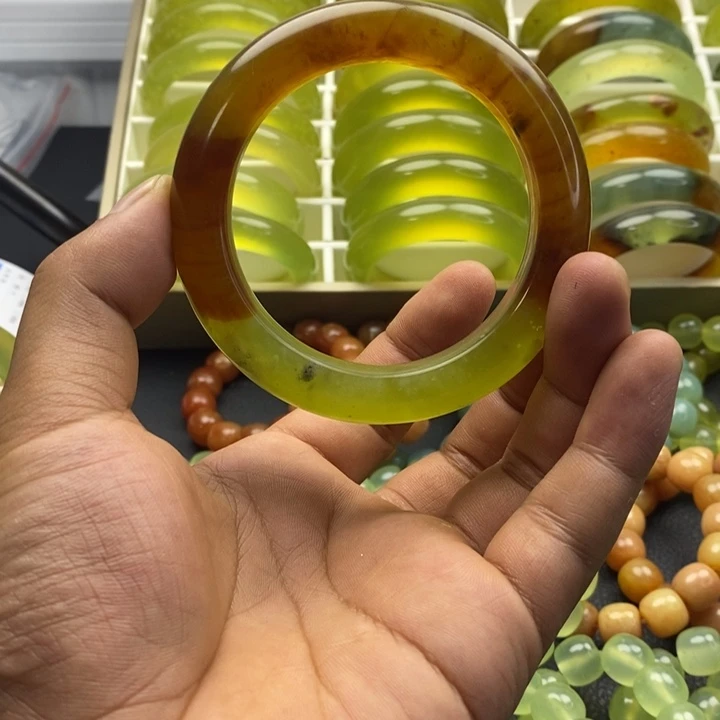 岫玉未镶嵌手镯（圆镯）