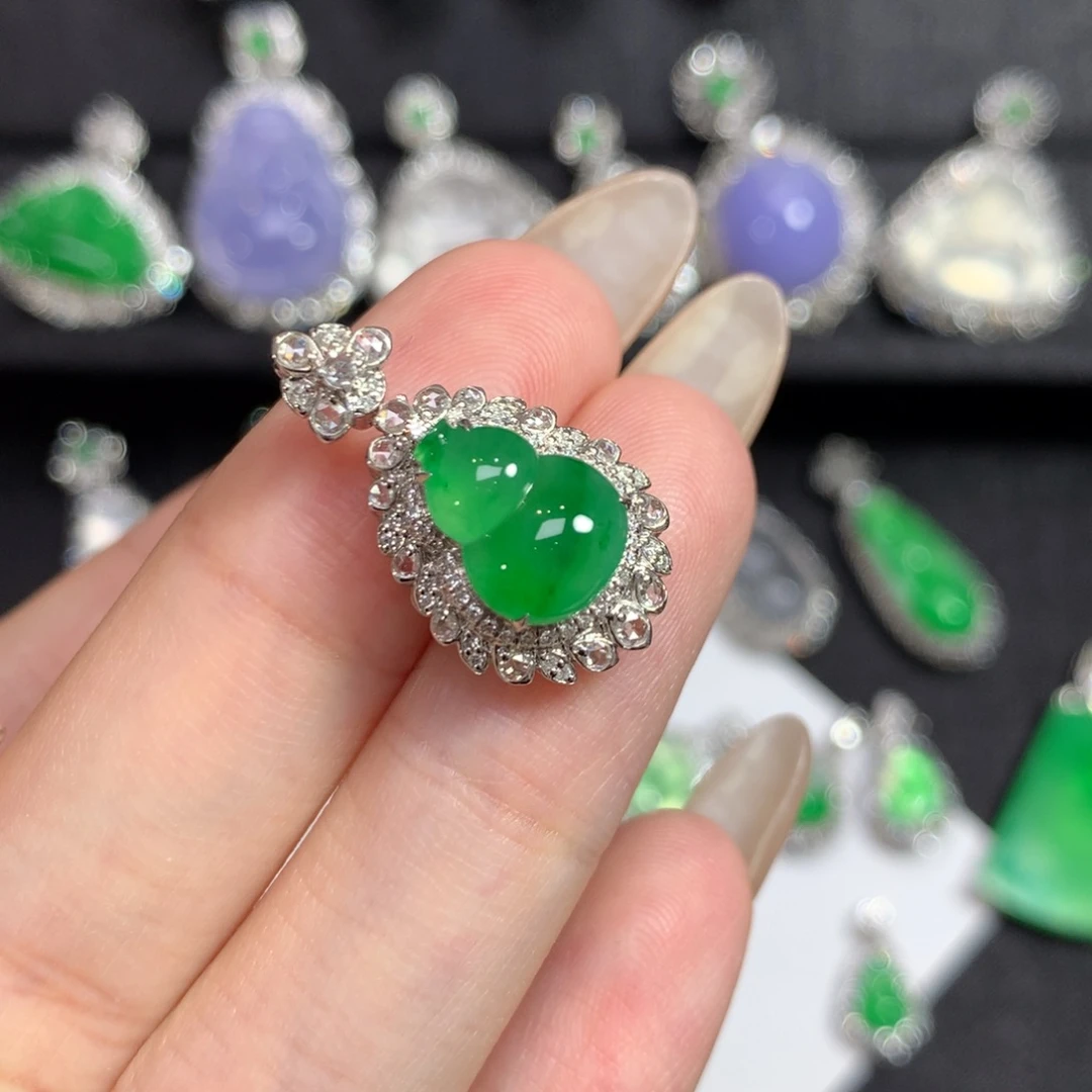 翡翠18K金镶嵌吊坠(赠链)冰绿飘花葫芦