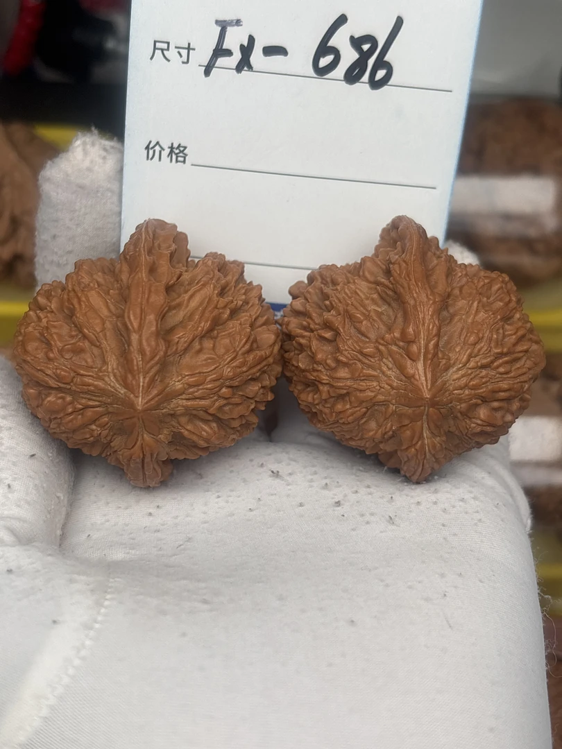 满天星文玩核桃边41.5肚41高42.5，克重46.1g打手工底，全品