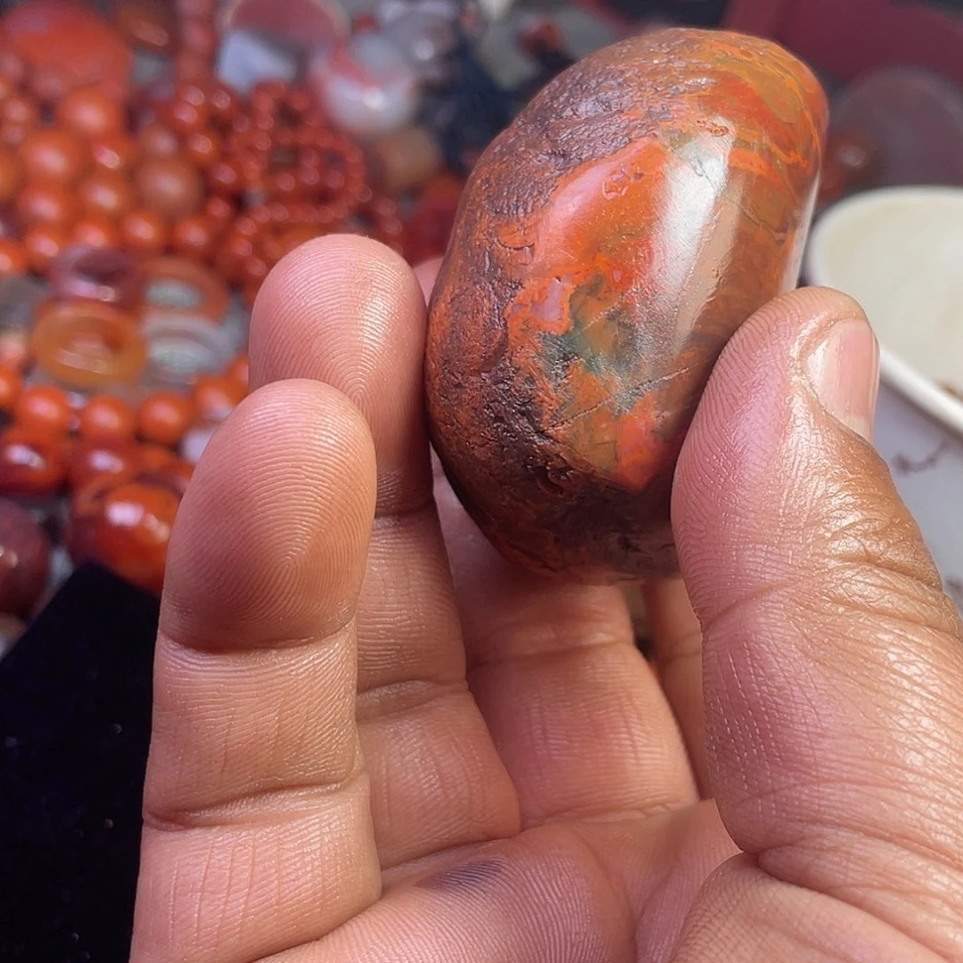姣***南红玛瑙未镶嵌川料南红纯手工手工打磨