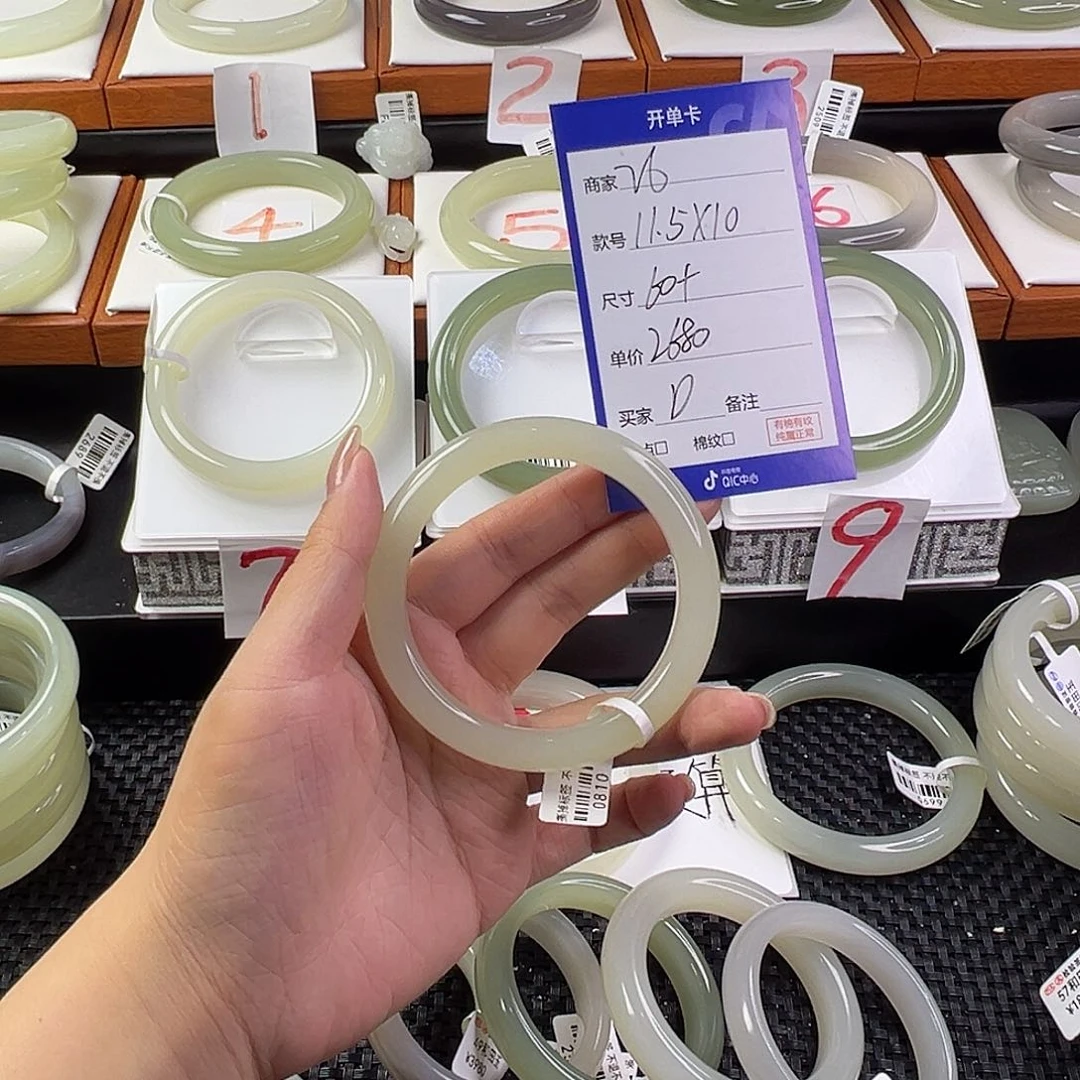 和田玉手镯未镶嵌D**?