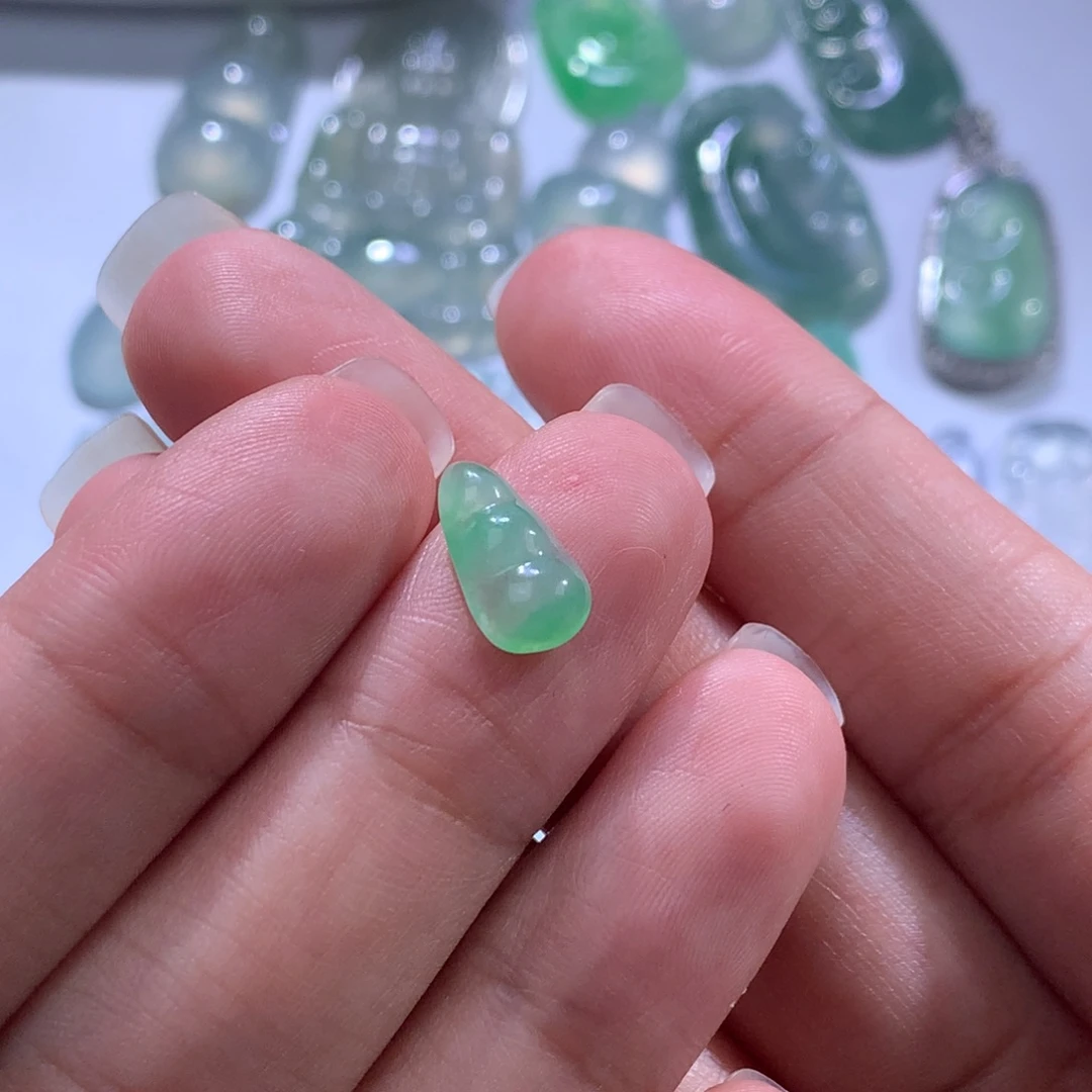 翡翠裸石未镶嵌阳绿四季豆