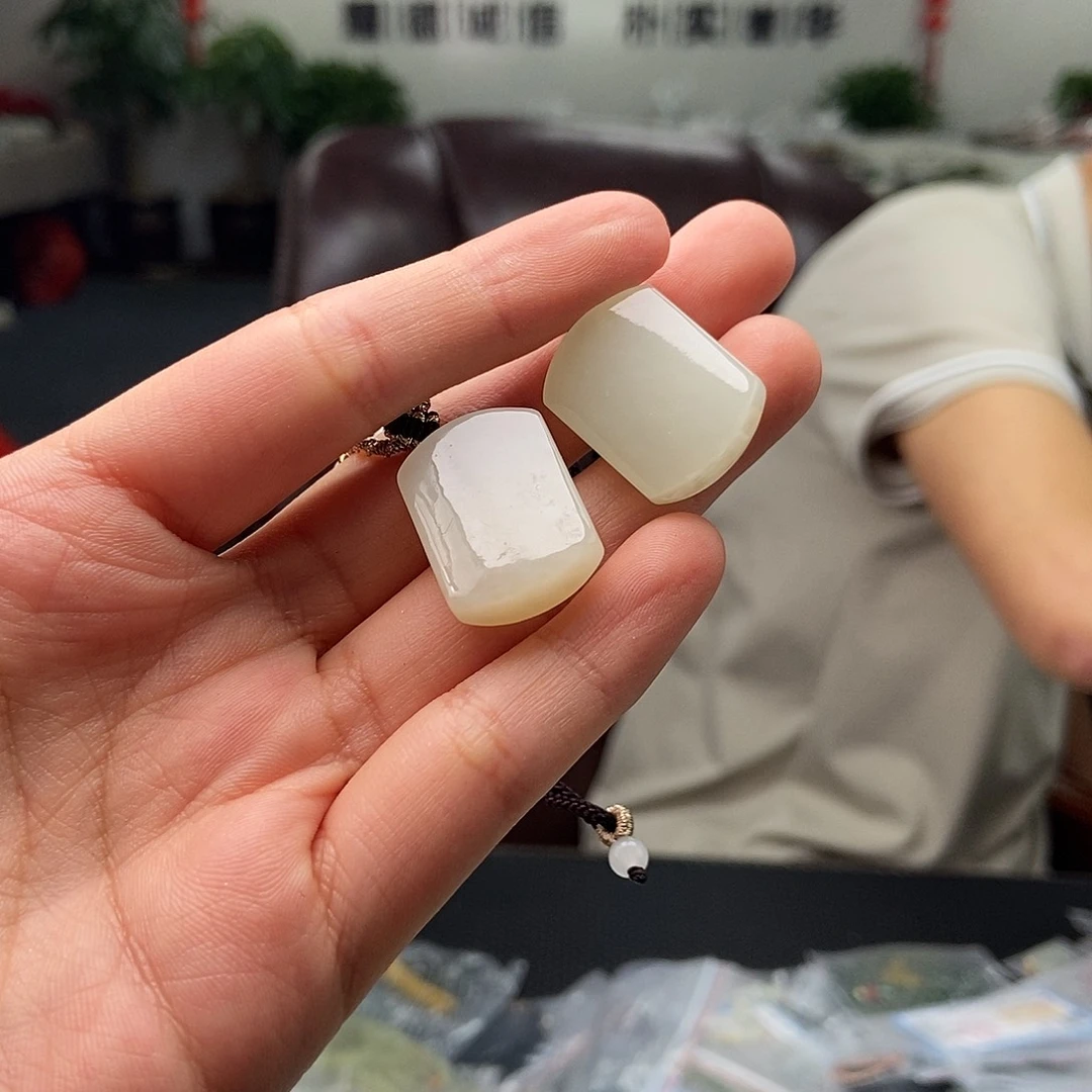 和田玉未镶嵌颈饰颜色多样性发拍一发一