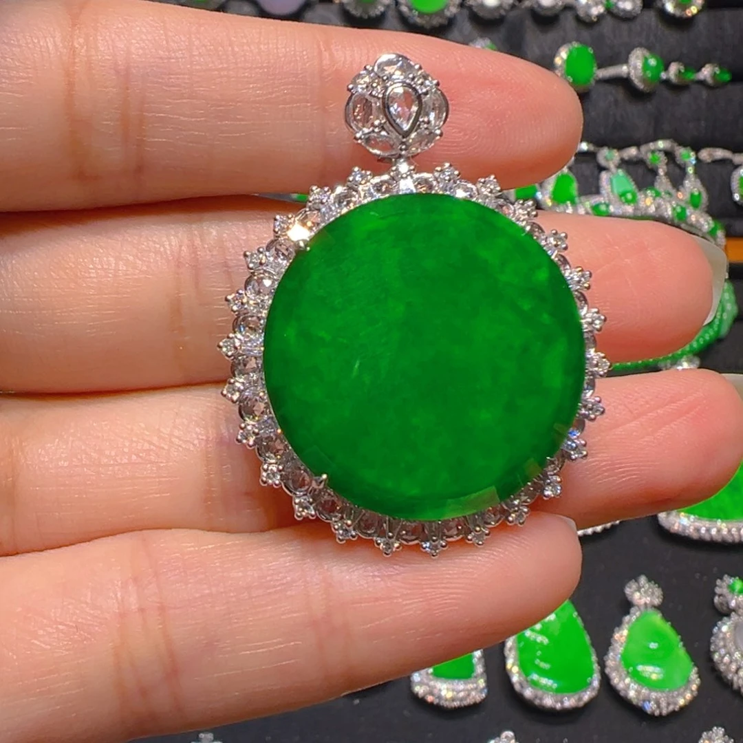 翡翠18K金镶嵌颈饰吊坠