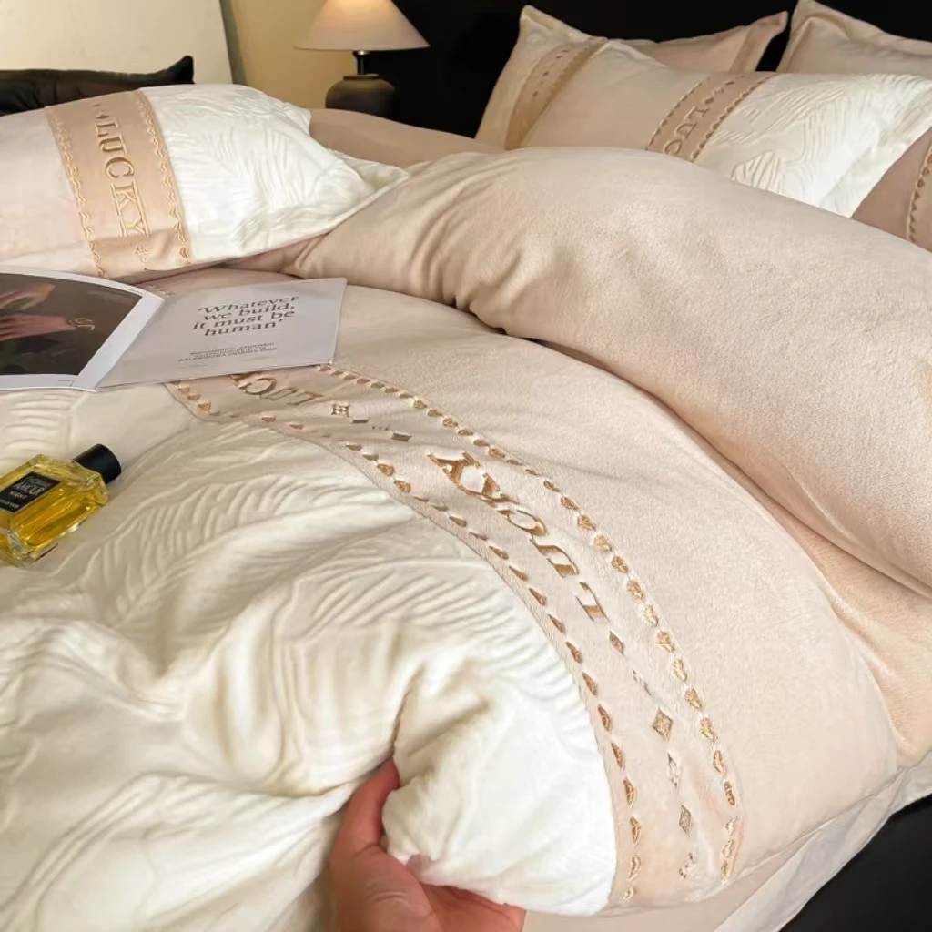 【牛奶绒四件套】高品质升级款-绒被雕花绣花-高克重床单圆角荷叶边