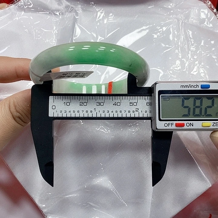 翡翠手镯未镶嵌200